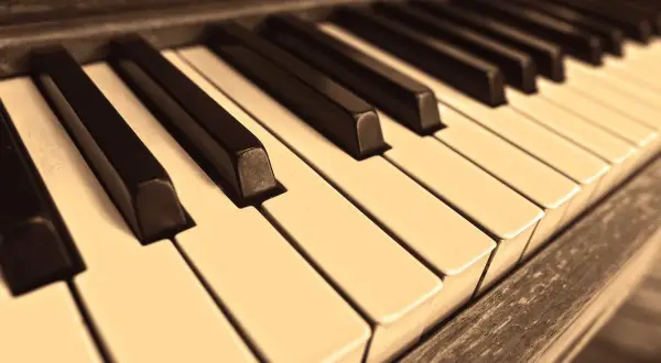 Pianino – co to za instrument i jak się różni od fortepianu?