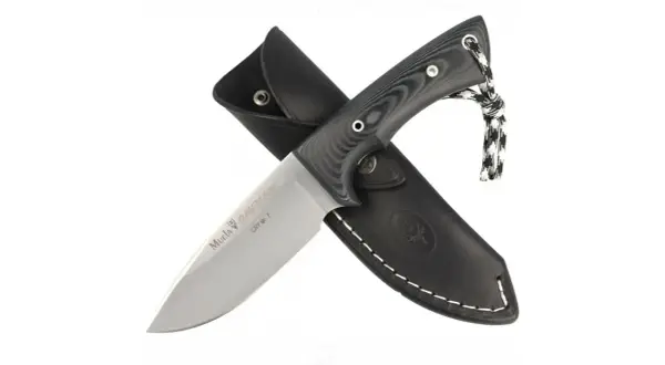 Cuchillo Muela Gavilán con funda de cuero negra. Hoja de acero pulido con inscripciones. Empuñadura negra texturizada y cordón.
