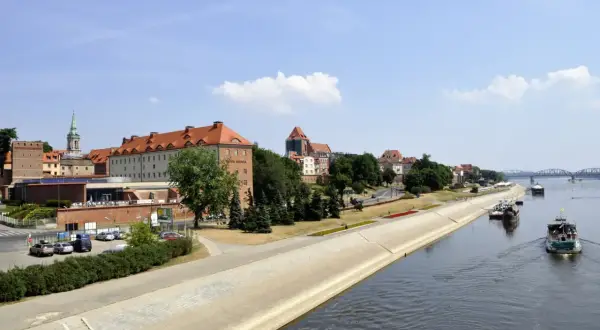 Widok na bulwar filadelfijski z hotelem i rzeką, po której płyną statki.
