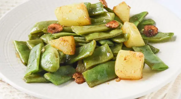 Judías verdes con patatas y ajo dorado, un plato sencillo y sabroso.