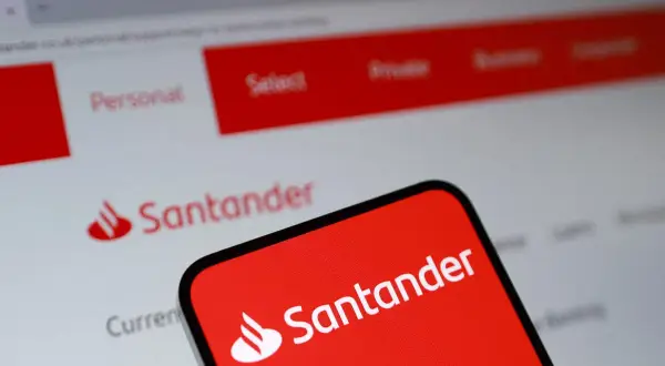 Santander płatność kartą za granicą prowizja. Ekran telefonu i komputera z logo banku Santander.