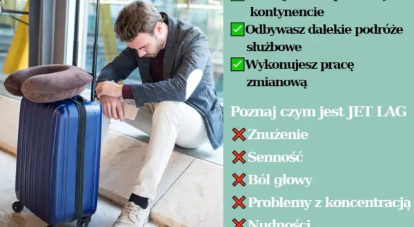 Mężczyzna siedzi ze zmęczoną miną obok niebieskiej walizki i poduszki podróżnej.