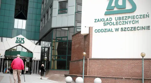 Budynek ZUS w Szczecinie z napisem "Zakład Ubezpieczeń Społecznych".