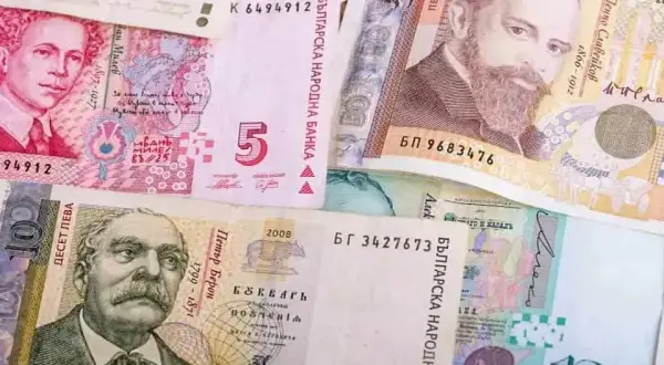 Bułgarskie lewy, czyli jaką walutę ma Bułgaria. Widoczne banknoty o nominałach 5, 10, 50 i 100 lewów.