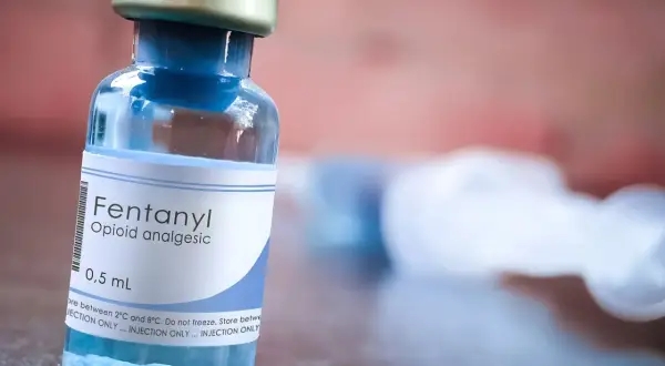 Fiolka z lekiem Fentanyl, silnym opioidem. Ten narkotyk jest niebezpieczny i uzależniający.