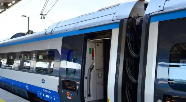 Nowy pociąg PKP Intercity czeka na pasażerów. Drzwi są otwarte, zapraszając do wejścia. Czas ruszać do Łodzi!