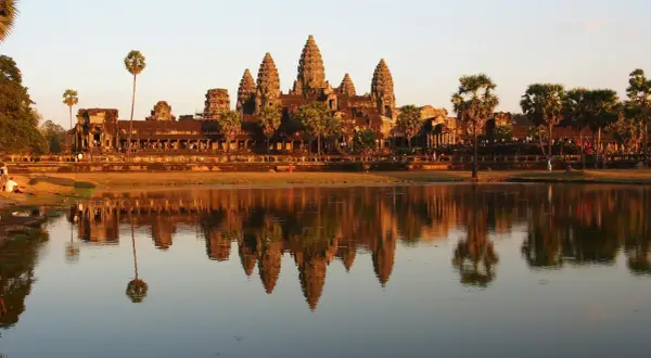 Zachód słońca nad Angkor Wat. To jest prawdziwa przygoda, podróż do Kambodży na własną rękę, z odbiciem świątyni w wodzie.