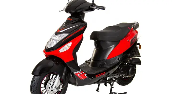 Co to jest motorower? Poznaj cechy i przepisy dotyczące pojazdu
