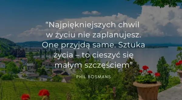 Piękny krajobraz z jeziorem i miasteczkiem, a na nim motywujące cytaty z książek o cieszeniu się małym szczęściem.