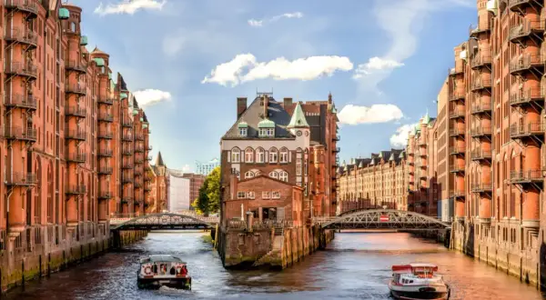 Speicherstadt Hamburg: Ein Muss für jeden Besucher. Kanäle, Brücken und Backsteinbauten, die eine einzigartige Atmosphäre schaffen.