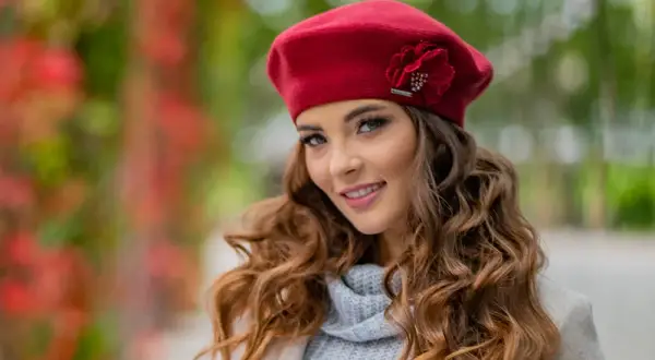 Jak zakładać beret damski: 5 trików na idealne dopasowanie