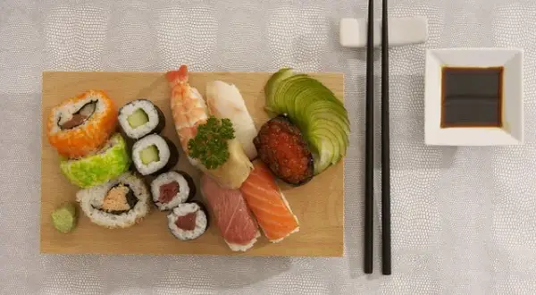 Z czym jeść sushi? Odkryj najlepsze dodatki i akcesoria