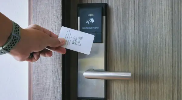 Czy w hotelu można przyjmować gości? Oto zasady, które musisz znać