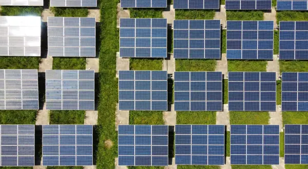 Jak magazynować prąd z fotowoltaiki i uniknąć marnowania energii? Praktyczne rozwiązania