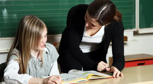 Kontrowersyjne korepetycje: Czy nauczyciel może uczyć własnego ucznia?