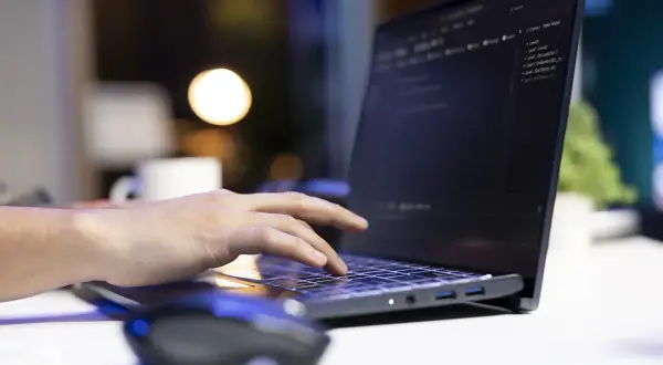 Czy nowy laptop ma antywirusa? Cała prawda o ochronie!