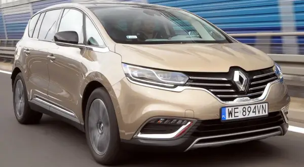 Złoty Renault Espace 5 na drodze. Jaki silnik wybrać do tego rodzinnego vana?