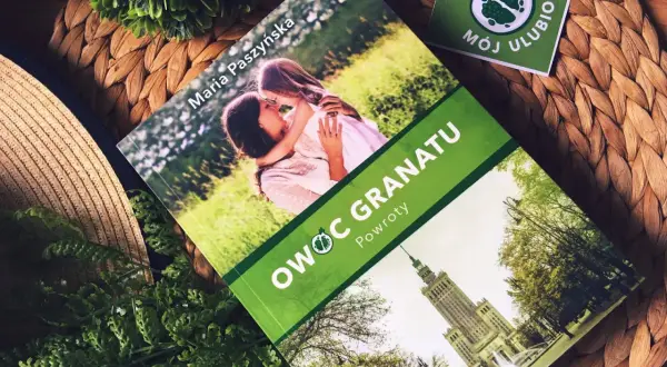 Książka "Owoc granatu. Powroty" Marii Paszyńskiej z córką na okładce, obok naklejka z owocem granatu.