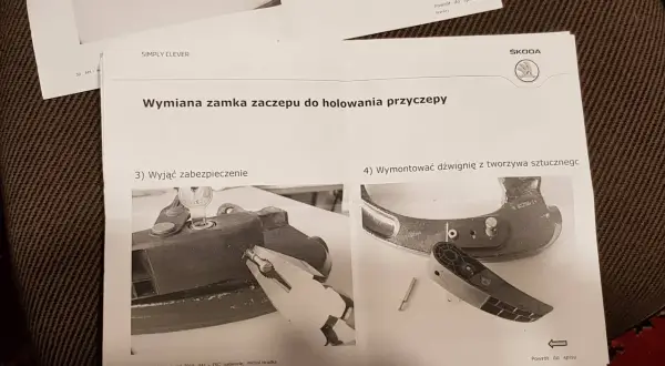 Instrukcja wymiana wkładki w haku holowniczym Westfalia. Pokazuje demontaż zabezpieczenia i dźwigni.