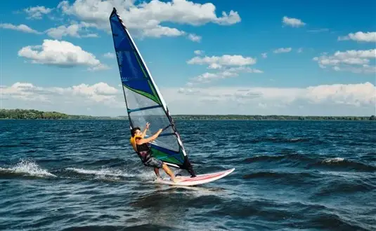 Nauka windsurfingu: Podstawy w tydzień, ślizg w sezon!
