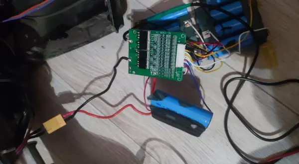 Zestaw ogniw tworzy baterię do deskorolki elektrycznej, podłączoną do płytki BMS.