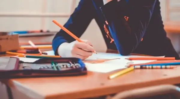 Zdalne czy stacjonarne? Pełne porównanie i decyzja dla rodziców.