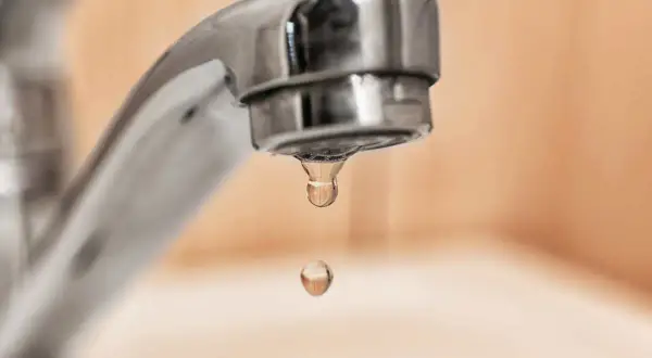 Gocce d'acqua cadono da un rubinetto cromato. Speriamo che non esca acqua dai rubinetti di casa, altrimenti sarebbe un problema!