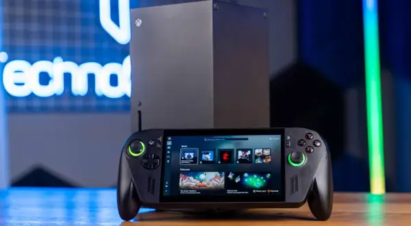 Przenośny handheld gamingowy ROG Ally obok konsoli Xbox Series X. Idealny do grania w gry z Xbox Game Pass.