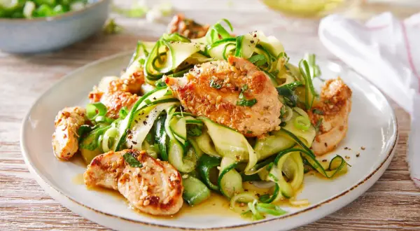 Gebratene Hähnchenstreifen mit Gurken-Zoodles und Frühlingszwiebeln – leichte sommerliche Rezepte für heiße Tage.