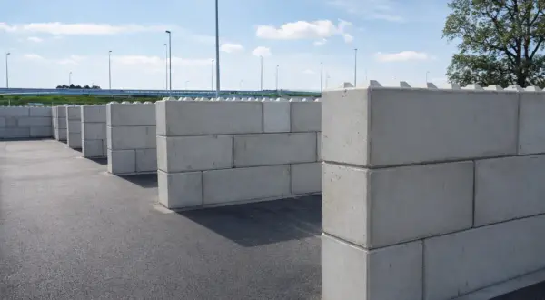 Zbrojenie muru oporowego z betonowych bloków, tworzące labirynt.