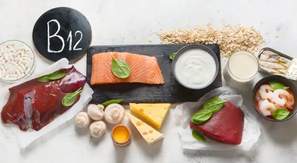 Witaj w świecie witaminy B12! Gdzie występuje? Zobacz: wątróbka, łosoś, jajka, ser, mleko, krewetki, sardynki, płatki owsiane i suplementy.