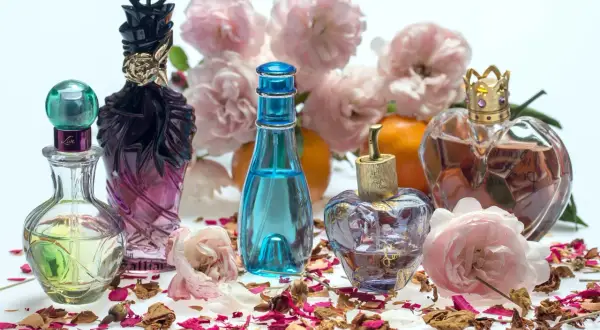 Czym się różni perfum od wody toaletowej? Kluczowe różnice i ceny