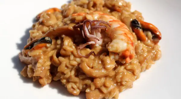 Delicioso risotto de langostinos con mejillones y calamares, cremoso y lleno de sabor marino.