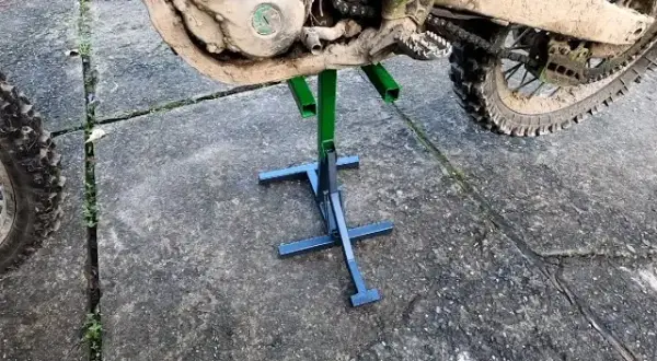 Stojak motocyklowy DIY: Zrób go sam, oszczędź i jeźdź bezpiecznie!