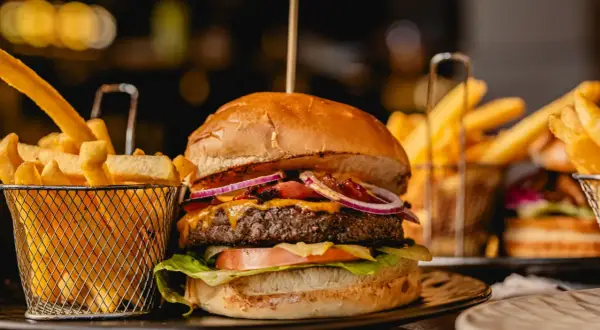Jak wygląda idealny hamburger? Odkryj sekrety perfekcji!