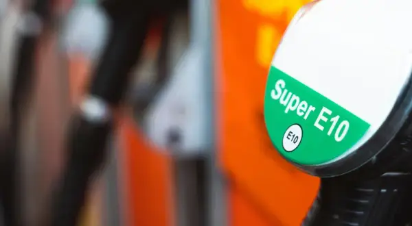 E10: Czy Twoje auto jest gotowe? Sprawdź i tankuj bez obaw!