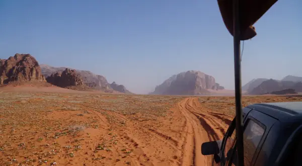 Pustynia Wadi Rum, Jordania. Droga wśród piasków i skał, gdzie żyją beduini.