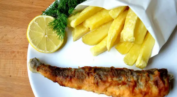 Smażona kergulena z frytkami, cytryną i koperkiem. Pyszne danie, które smakuje jak z najlepszej restauracji.