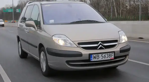 Złoty Citroen C8 jedzie autostradą.