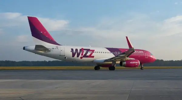 Samolot Wizzair na płycie lotniska. Miejmy nadzieję, że nie będzie opóźniony lot odszkodowanie wizzair.