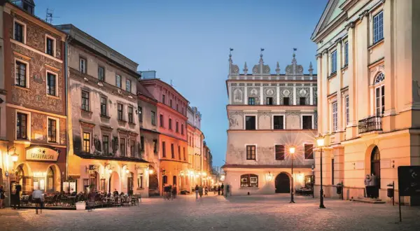 Lublin nietypowe atrakcje: Rynek w blasku latarni, z kamienicami i kawiarniami. Wieczorny spacer po Starym Mieście.