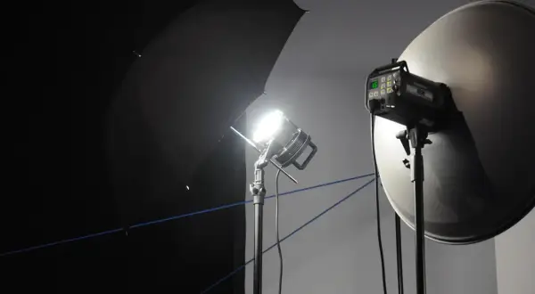 Studio oświetleniowe: lampa z parasolką i beauty dish. Podpowiadamy, jak skonfigurować bezlusterkowca do pracy w studio.