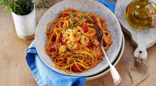 Herzhafte Spaghetti mit Garnelen und Tomatensoße, inspiriert von Rezepten mit Proteinpulver. Ein Gericht, das Genuss und Nährwert vereint.