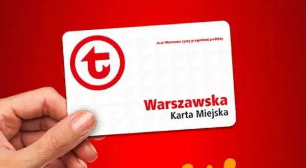 Warszawska Karta Miejska - poznaj jej cenę i ciesz się podróżami po stolicy. Czerwone logo na białej karcie.