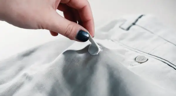 Skuteczne metody jak usunąć gumę z bluzy bez uszkodzeń materiału