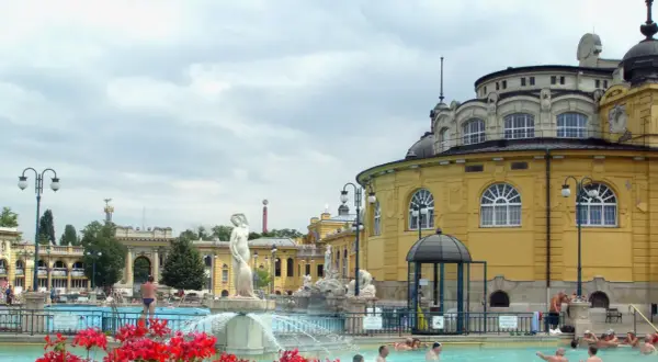 Budapeszt: termy z piękną architekturą i basenami. Sprawdź termy budapeszt cena i zaplanuj relaks.