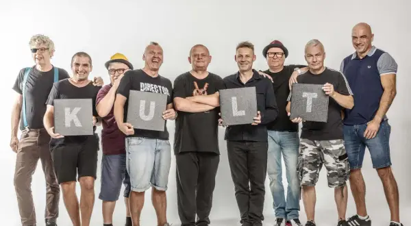Zespół KULT, gotowy na koncerty 2025, prezentuje litery tworzące nazwę.