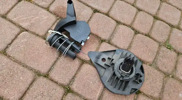 Jak łatwo wyciągnąć koło zapasowe w Renault Clio 4 - krok po kroku