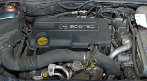 Silnik Ecotec w Oplu Astra 3. Widoczna pokrywa silnika, przewody i akumulator.