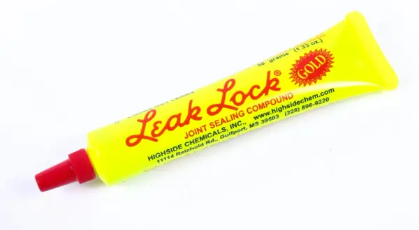 Żółta tubka Leak Lock, idealna jako klej do uszczelki w lodówce. Zapewnia skuteczne uszczelnienie.